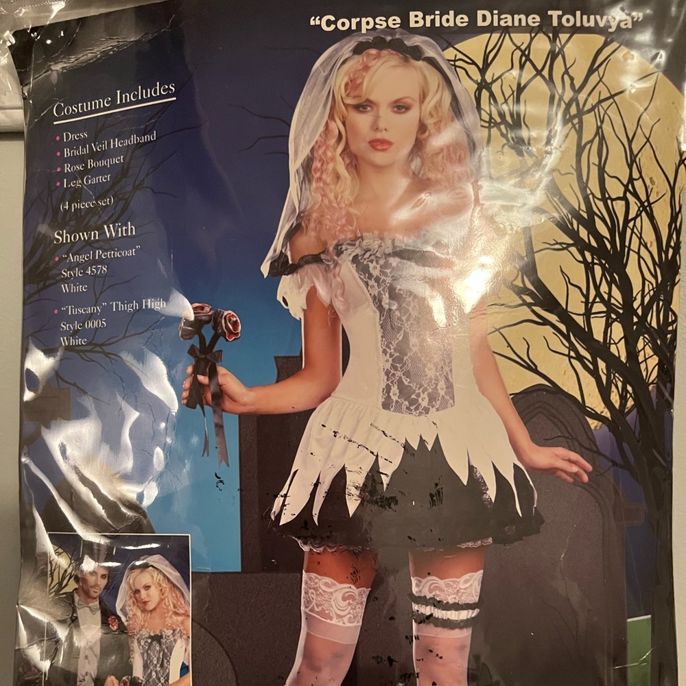 Costume corpse bride and groom.